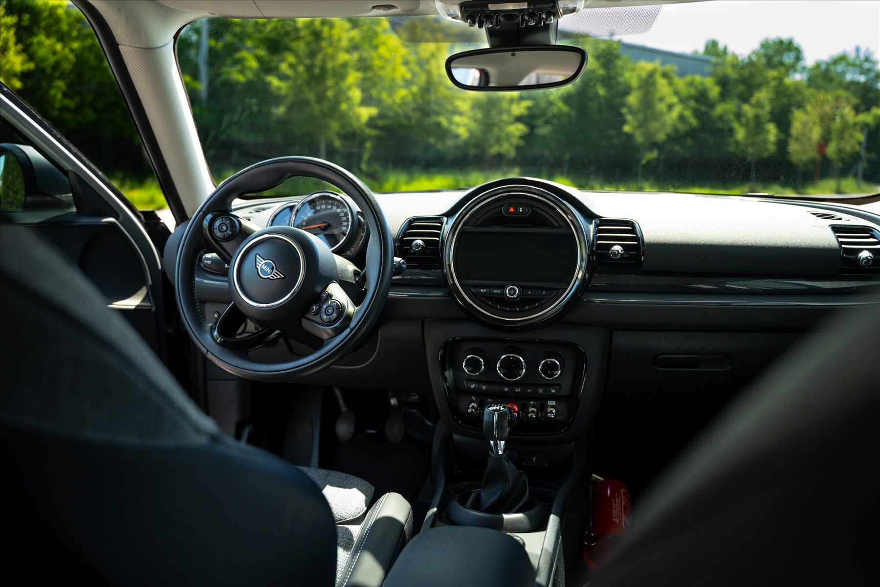 Interieur van een Mini met zicht op het stuur