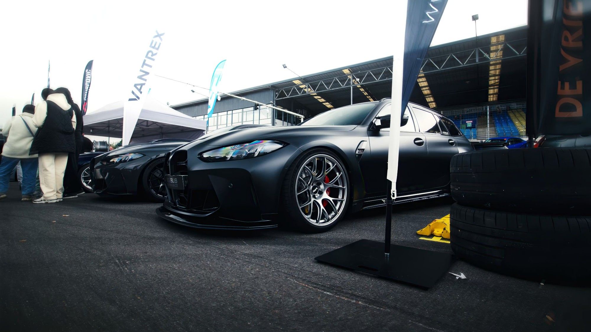 Bimmerfest 2026: zwarte BMW M3 Touring op een pitstraat