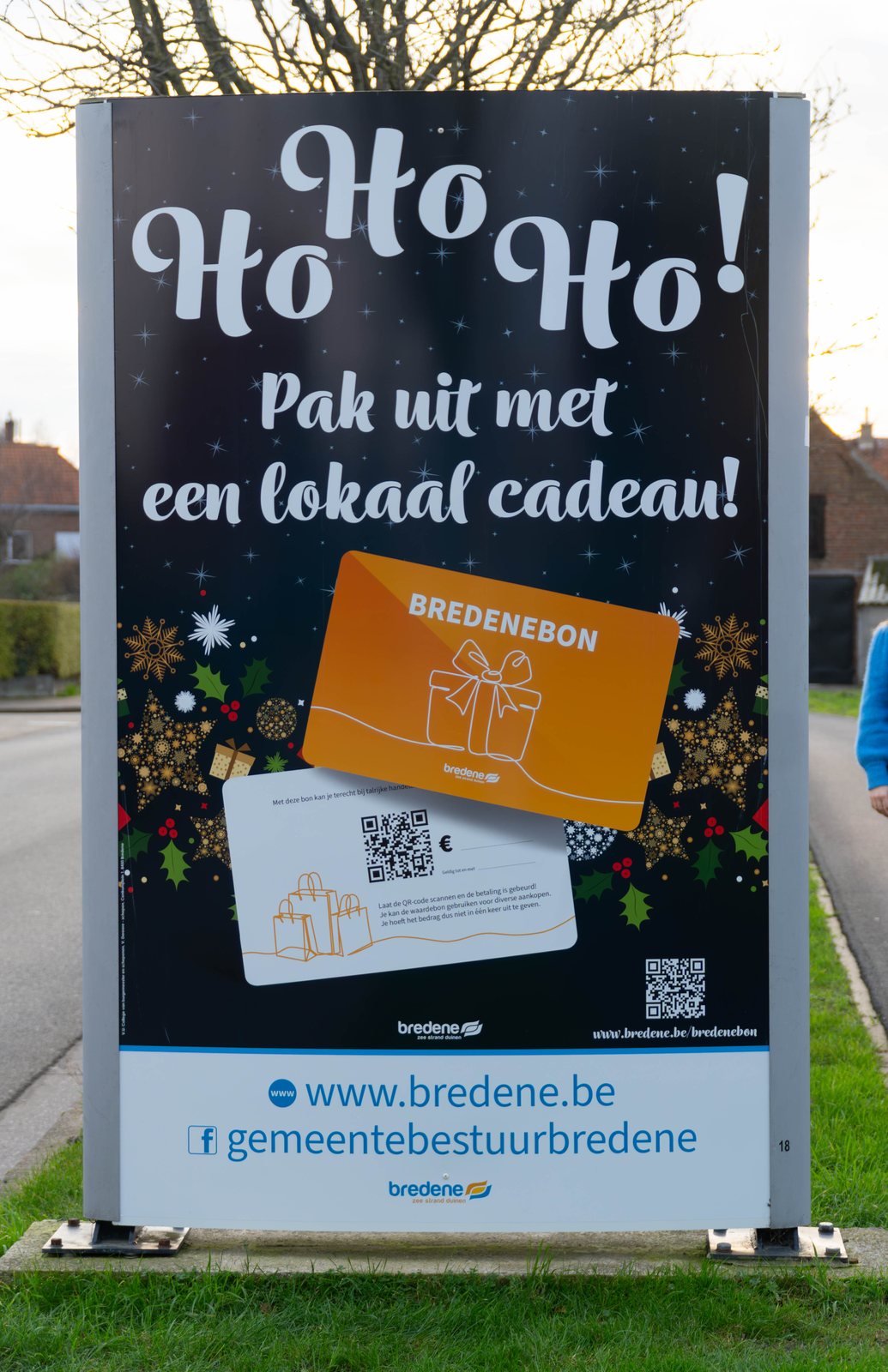 Kerstaffiche van de Bredenebon langs de weg in Bredene
