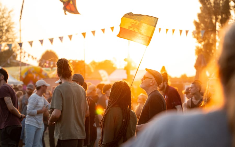 Persoon in Outwix Agency-shirt van achteren op het festival