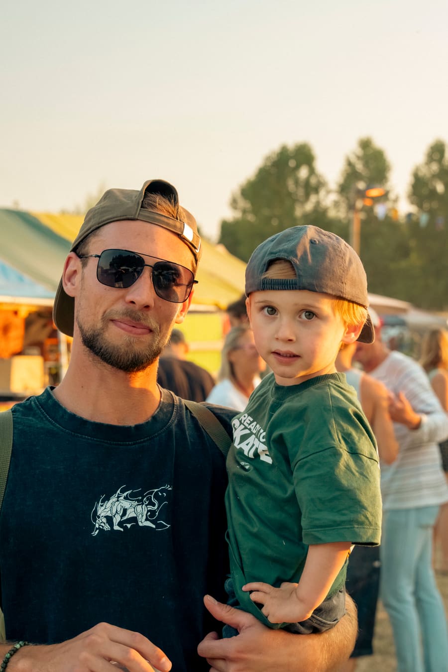 Festivalpubliek in gouden avondlicht