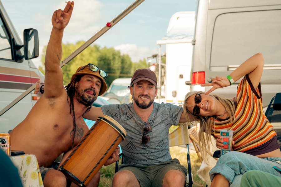 Vlag met opschrift 'Love' tussen de festivaltenten