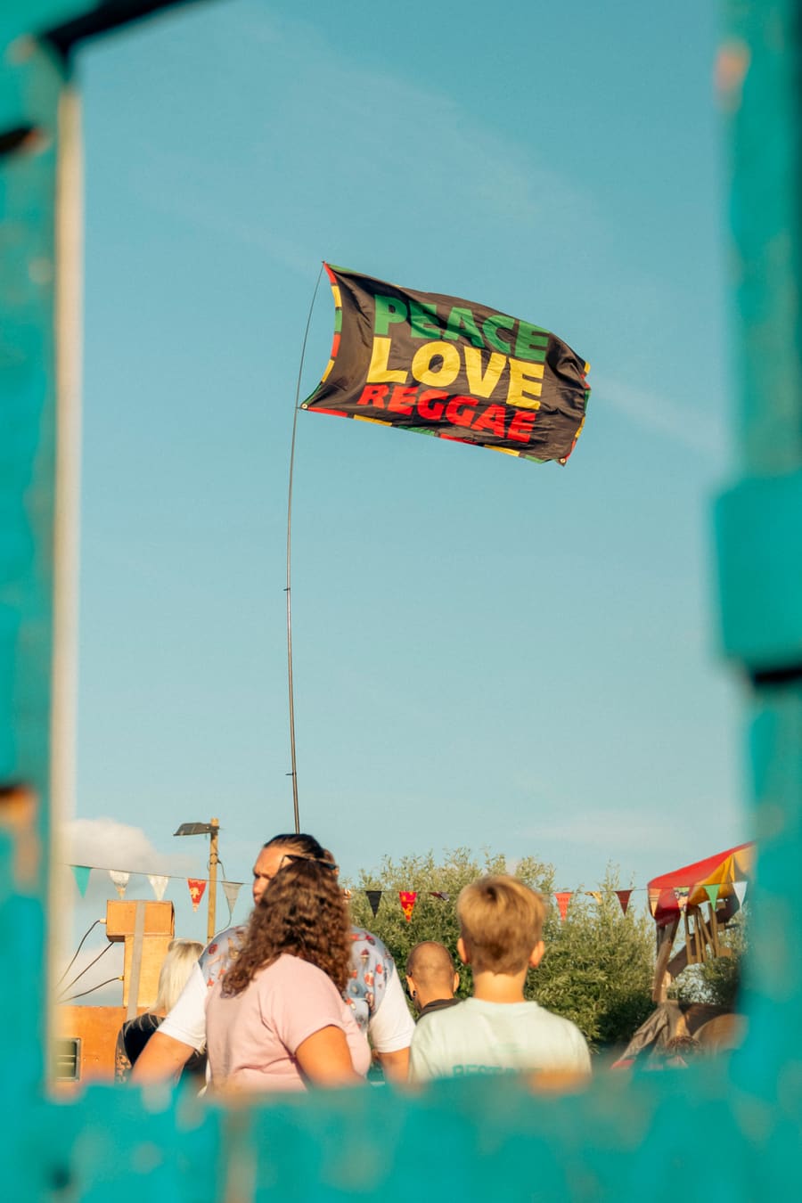Bezoekers wandelend langs de foodtrucks en kraampjes