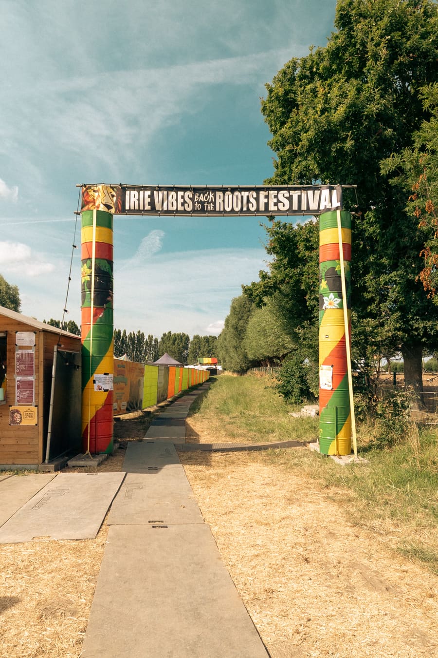 Toegangspad naar het festival met de Irie Vibes-vlaggen