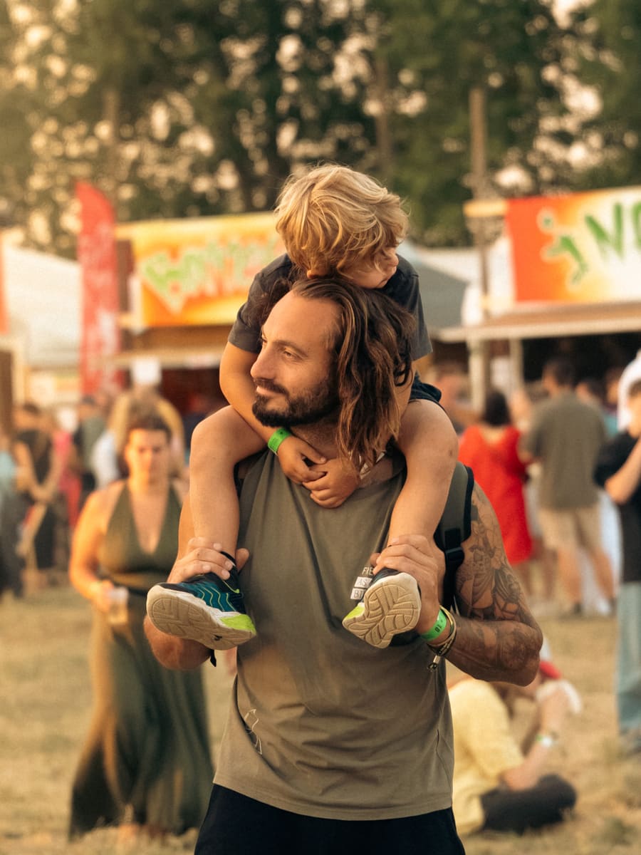 Kleurrijke kraam op het festivalterrein