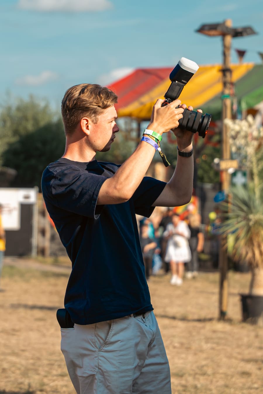 Fotograaf die een bezoeker vastlegt op het terrein