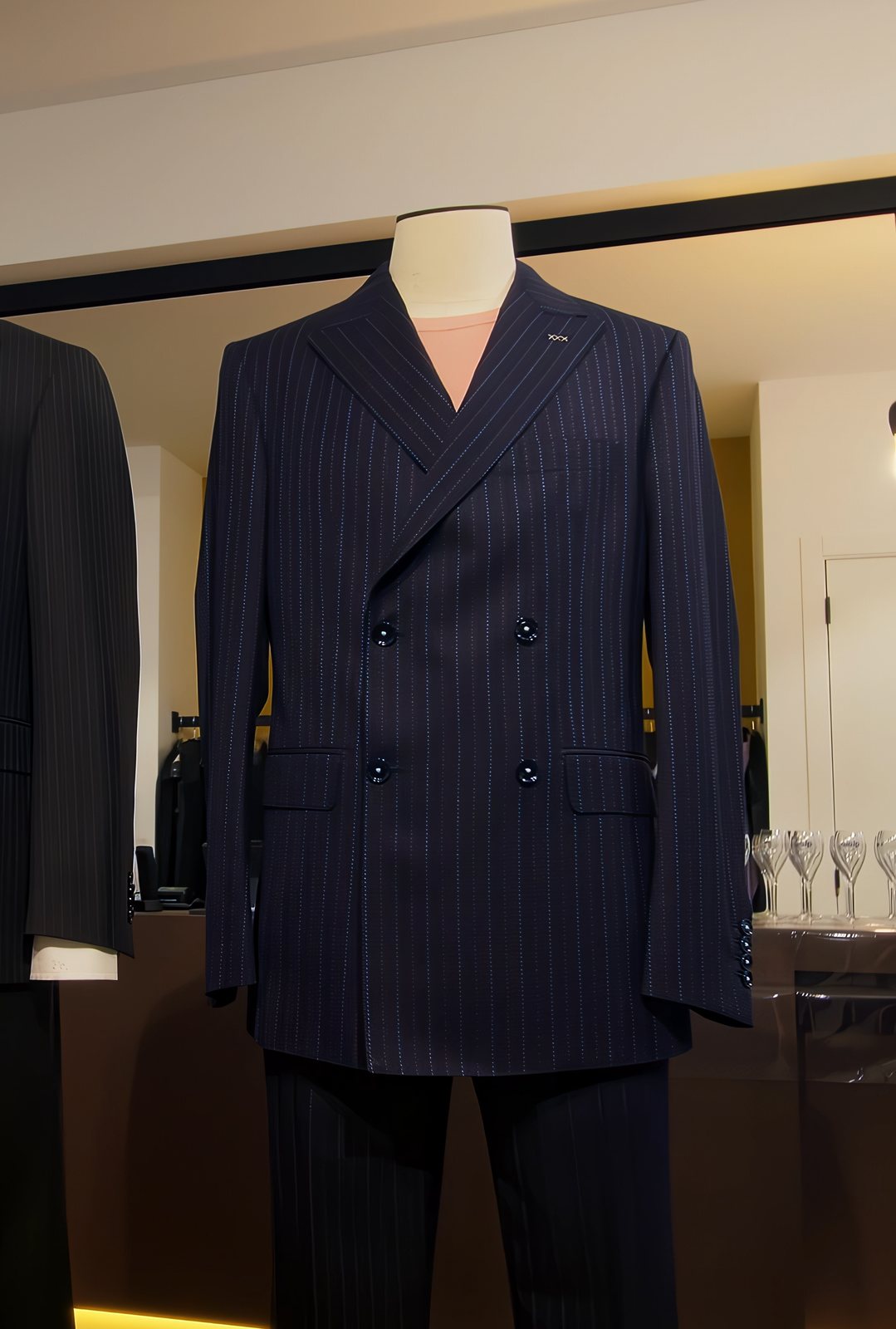 House of Tailor: krijtstreep maatpak in Scabal-stof op een paspop