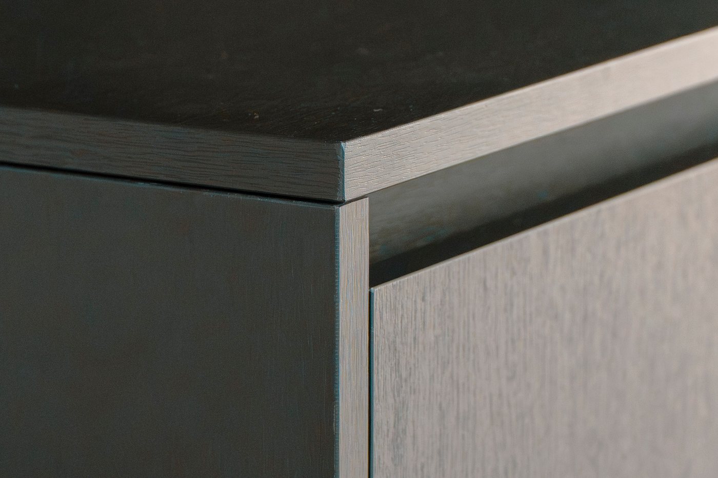 Close-up van de hoek van een donker houten werkblad