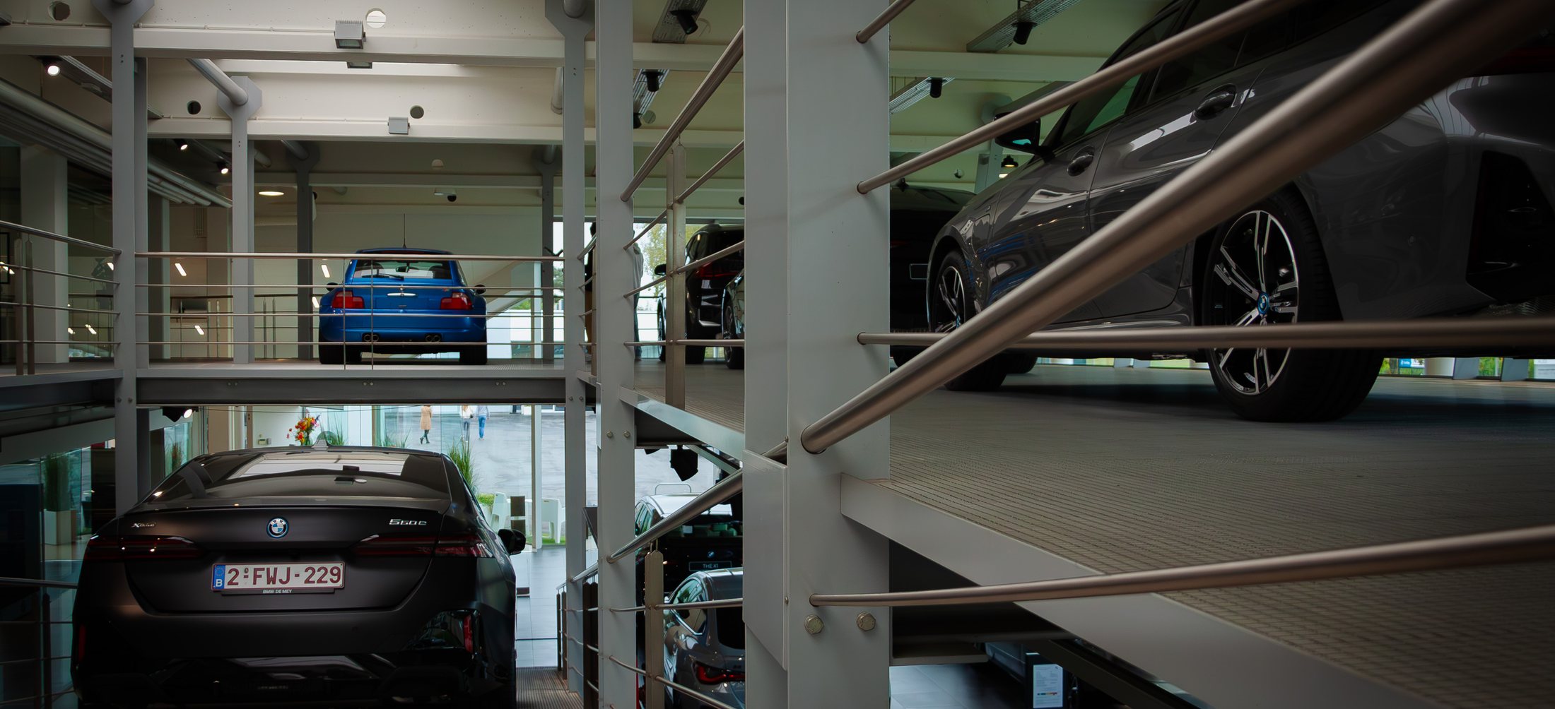 Showroom van BMW De Mey met wagens op meerdere verdiepingen
