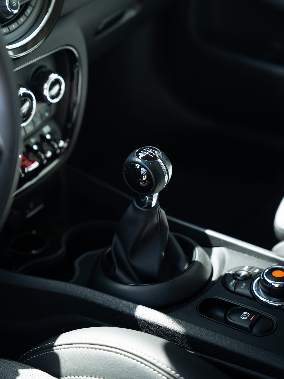 Versnellingspook en middenconsole van de Mini