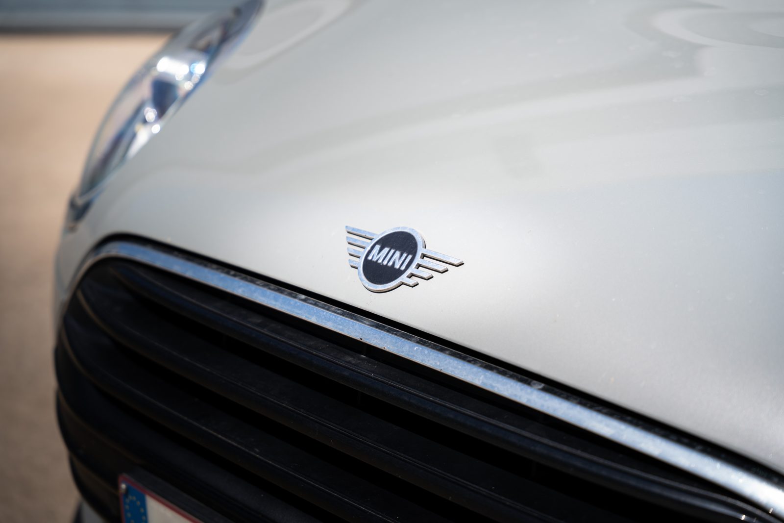 Close-up van het Mini-logo op de motorkap