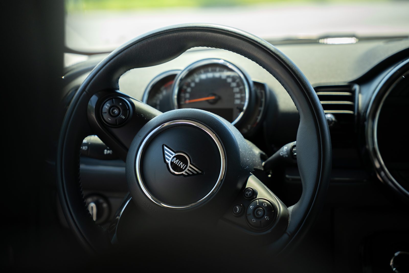 Stuur van de Mini met het Mini-logo en de tellers erachter