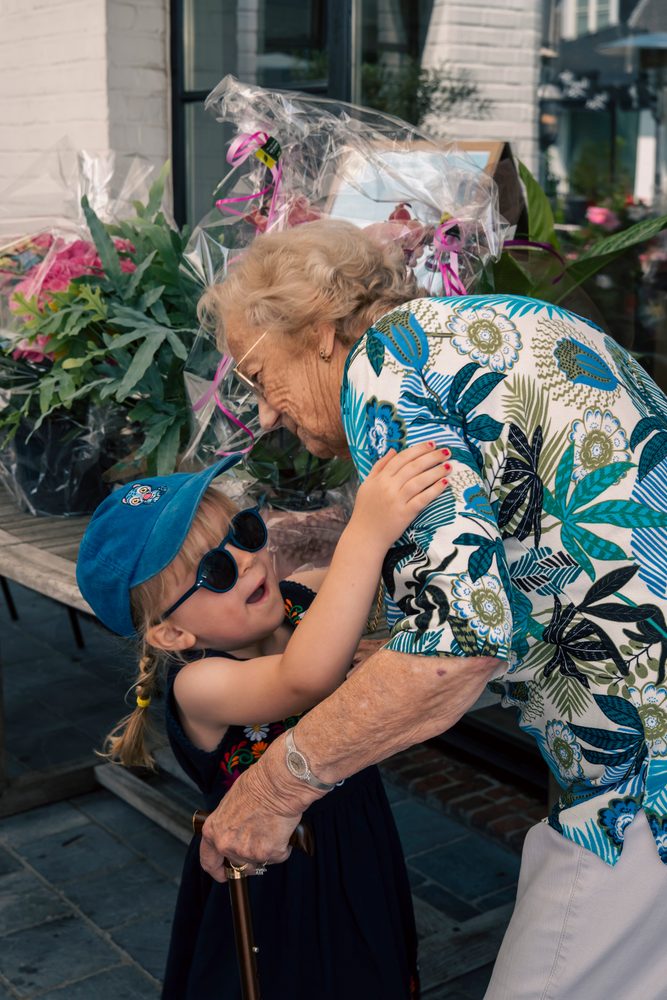Oma met een kleinkind op schoot