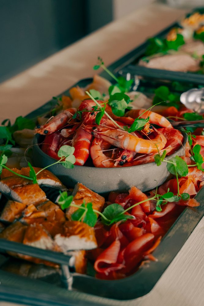 Schotel met zalm en verse kruiden