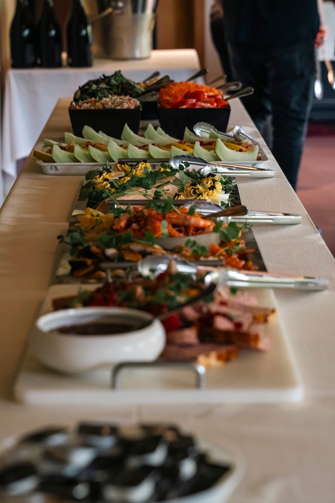 Lange buffettafel met hapjes