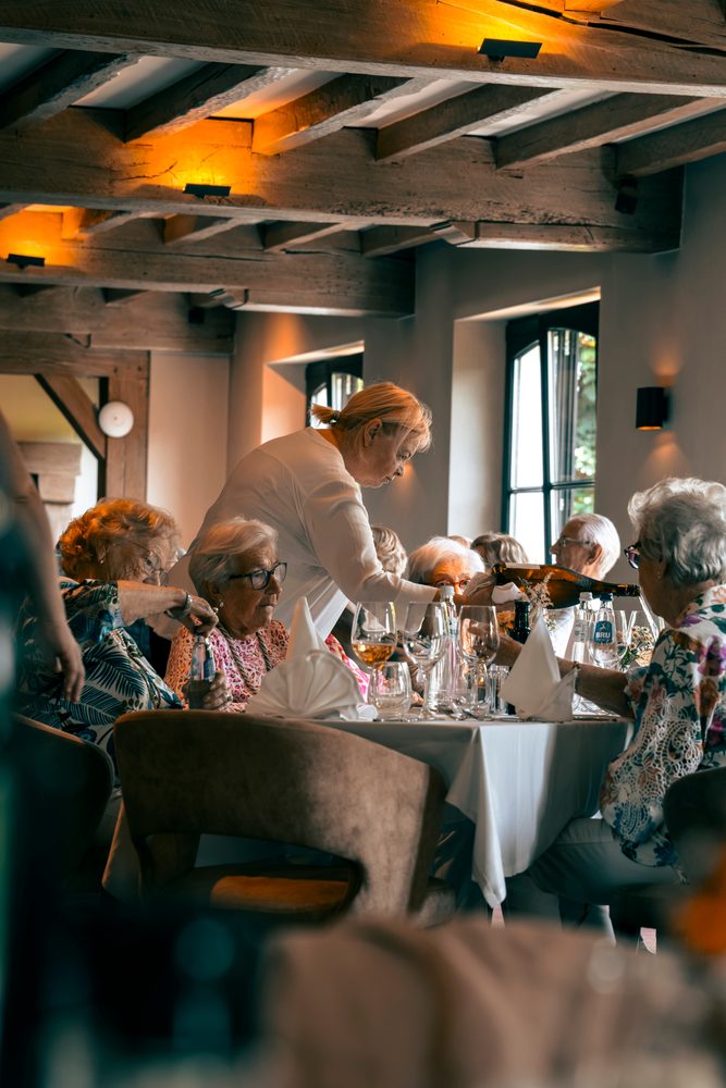 Restaurantzaal met gasten in warm licht