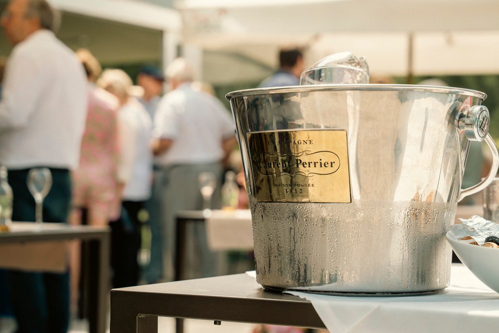 Champagne-emmer op een tafel