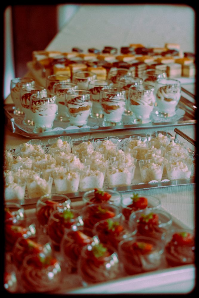 Tafel vol desserts in glaasjes